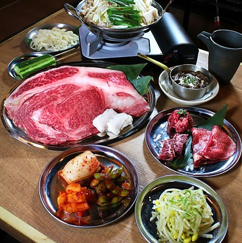 飲み放題付き5000円(税込)宴会コースの一例です。もつ鍋、焼き、一品、〆などご提供♪(※2名様より)