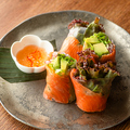 料理メニュー写真&nbsp;スモークサーモンとアボカドの生春巻き～ゴイクン～