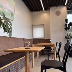 屋内の落ち着いた雰囲気が漂う、ゆったり過ごせるプライベート感あるソファー席。まったりとした時間の流れを感じながら、自慢のドリンクやフードを贅沢にお楽しみいただけます。じっくり会話を楽しみたいデートやご友人とのお茶会に。