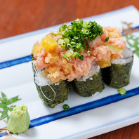 お料理を引き立たせるこだわりの食器たち。