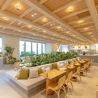 【全48席の広々空間】バリから空輸した家具