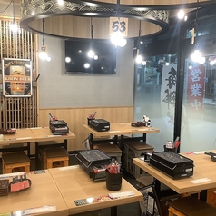 気軽にご利用頂ける大型テレビも見れる窓際席。席をカスタマイズし団体様向け(最大30名様ほど)にも仕様変更可能で御座います！