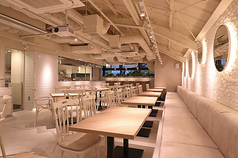 スタイリッシュなインテリア自慢☆お席のレイアウト変更が可能ですので、小規模なお集まりから貸切まで幅広く対応可能！各種宴会、女子会、アニバーサリーとシーンを問わずご利用頂けます♪