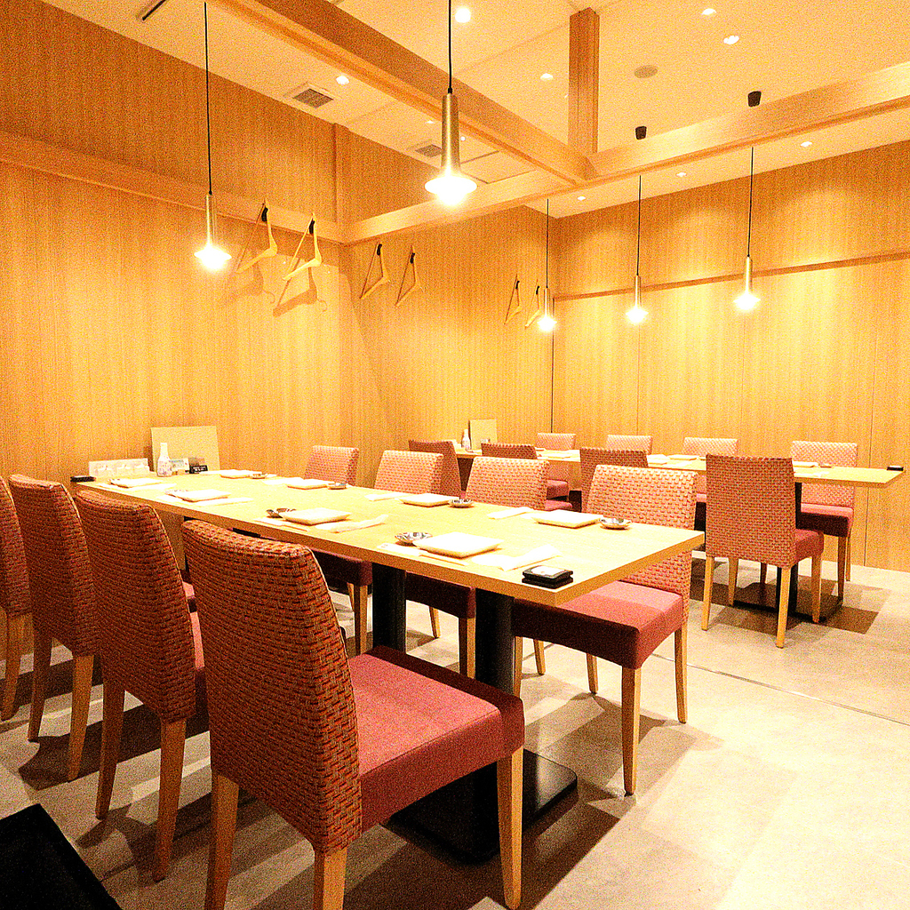 女子会や飲み会など、シーンに合わせて最適な個室にご案内いたします。