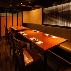 名古屋駅から徒歩2分の好立地!店内は温かみのある照明が大人な雰囲気を演出してくれます!気の合う仲間との飲み会や女子会などに是非ご利用ください!お席を繋げれば10名様以上の宴会も可能です!氷見牛の逸品料理・自慢の創作和食を味わいながら、贅沢なひと時をお楽しみください!