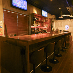 お一人様も大歓迎。ふらっと立ち寄りやすいカウンター席をご用意してお待ちしております♪気さくなスタッフとの会話を楽しみながら、美味しいお酒をじっくりと味わえる特等席です◎お仕事帰りのサク飲みや、少し飲み足りない時の二軒目利用にもおすすめ!自分のペースでゆったりとしたリラックスタイムをお過ごしください。