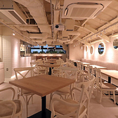 洗練されたデザインが魅力の空間！おしゃれなインテリアの店内は、落ち着いた雰囲気を楽しめます。スタイリッシュな家具と温もりのある照明が調和し、特別なひとときを演出します★心地よい空間で、友人との楽しい会話をお楽しみください♪