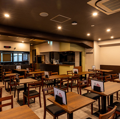 賑わいも楽しい！テーブルが並ぶ2階の2名様席で乾杯♪ 2階には2名様用のテーブル席が7卓並んでおり、フロア全体の活気を感じながらお食事を楽しめます。賑やかな雰囲気の中で、ご友人や大切な方と気軽に語り合いたい時に最適です。