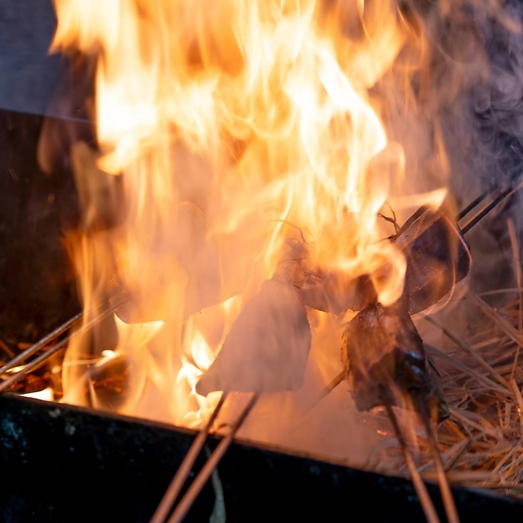 香ばしい香りがたまらないわら焼き。炭火でじっくり焼き上げられた逸品をご堪能くださいませ。