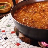 カウンター横の大きな鍋でじっくり煮込まれた『牛スジ煮込み』は必食！