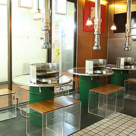 清潔なテーブル席に、排煙ダクトも完備◎