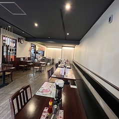 ご家族やご友人とのお食事に最適なテーブル席です。4名掛けと2名掛けのテーブルがあり、人数に合わせてご利用いただけます。ぜひお気軽にご利用ください♪