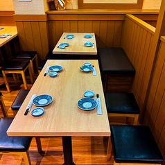 4名様～8名様までご利用いただける中人数お席も御座います。和の象徴でもある木に包まれた寛ぎ空間となっております♪落ち着いた雰囲気の店内で気のおける仲間と心ゆくままにお楽しみ下さい★当日のご予約ももちろん可能♪お気軽にお問い合わせください！