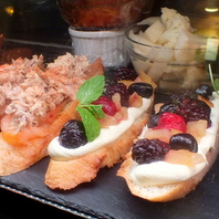 ショーケースに並ぶタパスは店長のこだわり料理尽くし♪