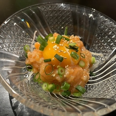 サーモンユッケ