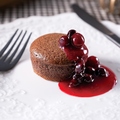 料理メニュー写真&nbsp;＜シェフ渾身のひと皿＞フォンダンショコラ ベリーソース添え