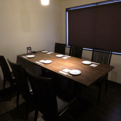 【テーブル席 6名様×3卓】ゆったりとお食事を楽しめるテーブル席をご用意。6名様がご案内できるお席は各種宴会にぴったり☆