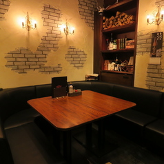 座りやすいコの字のソファー席です。