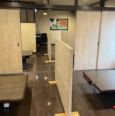 小さなお子様連れのご家族でも安心してお食事を楽しめる座敷席をご用意しております。足を伸ばしてリラックスできる和みの空間は、周囲に気兼ねなく一家団らんの時間をゆったりとお過ごしいただけます。