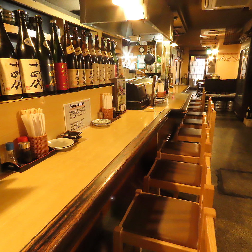 ズラリと並ぶ銘酒を眺めながら過ごせるカウンター席。お一人様でのサク飲みやデートにおすすめです。