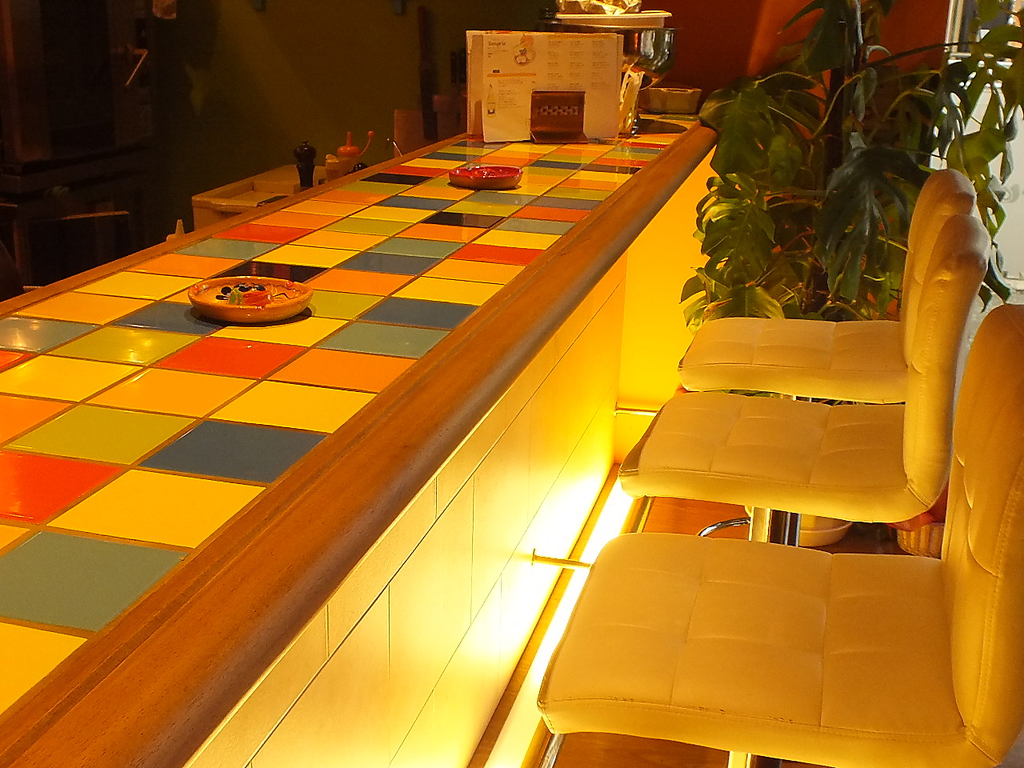 メキシカンタイル調のカラフルなタイルを敷き詰めたオシャレなカウンター★ソファ席も人気♪