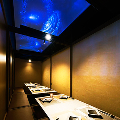 宴会や接待にご利用いただける様々なお席を用意。頭上に広がるプラネタリウムを見ながらの宴会はきっと楽しい時間になること間違いございません。ゆったりとした空間で最高のひと時をお過ごしください。