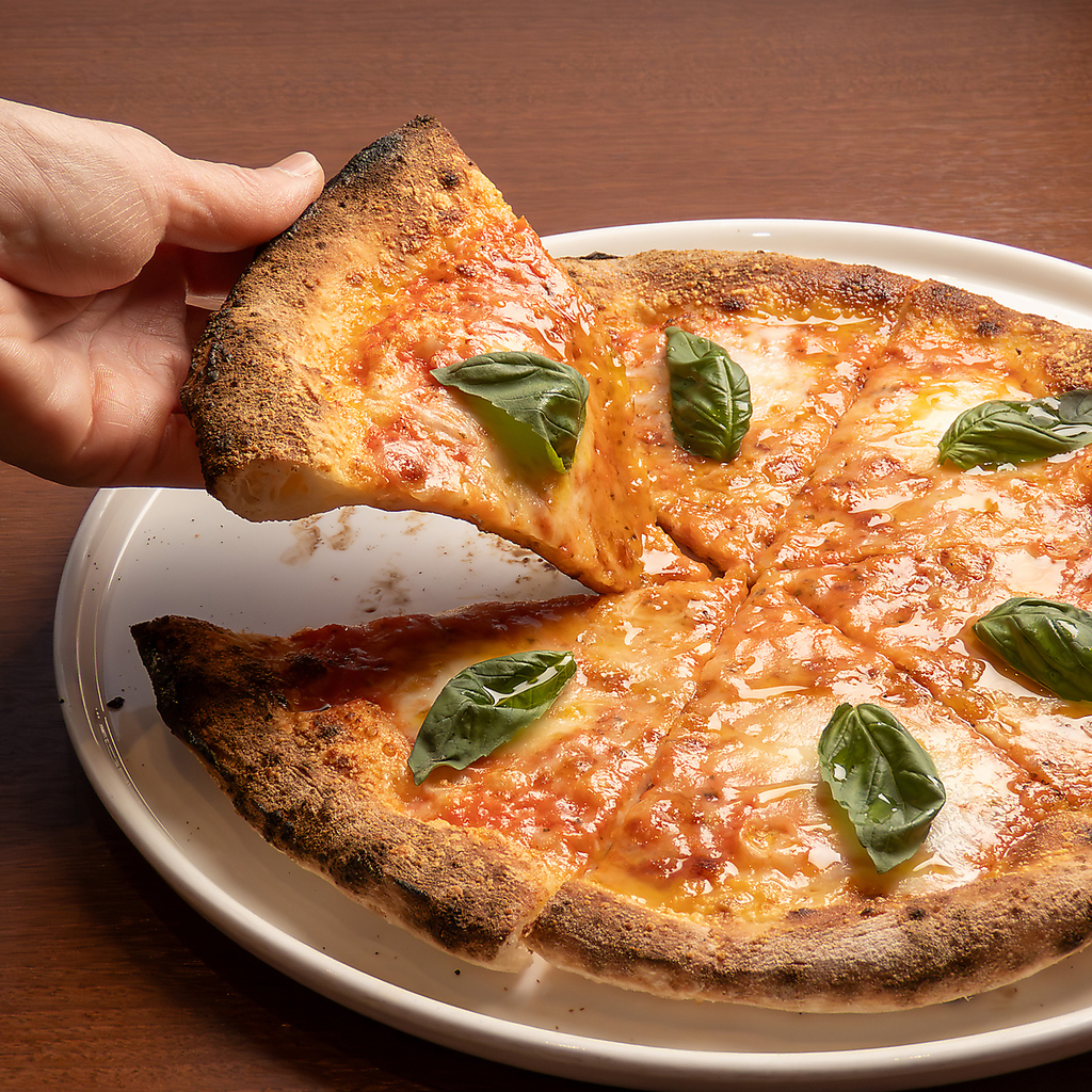 【ピッツァ・サルモーネ】当メニューはテイクアウトも可能！サーモンが乗ってお子様や女性に大好評♪