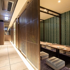 【最大40名様OK】静かで落ち着いた雰囲気の少人数宴会向けの個室から、会社宴会や同窓会など大人数宴会向けの個室まで、様々な席数の個室をご用意しております。飲み放題付コースには黒毛和牛や、旬魚など四季折々の豪華な食材・料理を揃えたコースがございます。40名様以上のご宴会はお気軽に店舗までご相談ください。