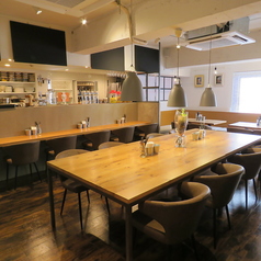 【テーブル席】2人掛けのテーブル席は、居心地の良さにこだわった落ち着いた空間。落ち着いた雰囲気で、周囲を気にせずゆったりと会話を楽しめます。デートや記念日など、大切な時間を過ごすのにぴったりの席です。