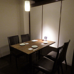 【個室席 4名様×2卓】人目を気にせずお食事を楽しめる個室席です。プライベート空間なので大事なお祝いなどの場面にも◎