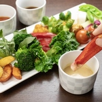 落ち着いた空間の店内でお酒やアラカルトをつまみながら、ゆっくりしたひとときをお過ごしください