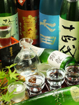 こだわりの日本酒＆焼酎がずらり…約300種の品揃えはみごとです！！日本酒利き酒セットは680円~