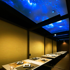 小規模でのご宴会におすすめ。壁に囲まれた個室でございますので、思う存分に宴会を行うことが可能です。宴会には個室や飲み放題メニューは必須。ご希望の際はぜひともご相談ください。