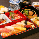 人気のカウンター席。「いらっしゃいっ！へい毎度！」威勢の良い掛け声が飛び交います。