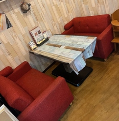 女子会やファミリーにも人気なソファー席