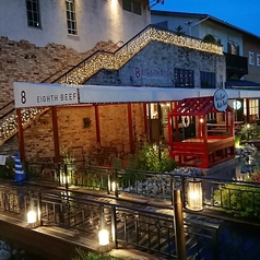 神戸umieモザイクの特等席！川のほとりに位置する開放感抜群のテラス席は、昼間の爽やかさ、夜の幻想的な夜景、どちらも楽しめます。ペットOKなので、ご家族全員でご利用可能。SNS映えする最高のロケーションで、思い出に残る食事をどうぞ。