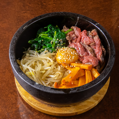 【本格的な韓国料理】お腹いっぱいお肉を食べた後のお食事にも最適！熱々でご提供する「石焼ビビンバ」♪の写真