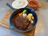 【カフェアンドダイニングアンジェラの魅力紹介その4】≪ご家族での利用も大歓迎です≫自家製のオリジナルデミグラスソースの煮込みハンバーグは絶品！是非ご家族でもご来店ください★お子様用の椅子もございます。