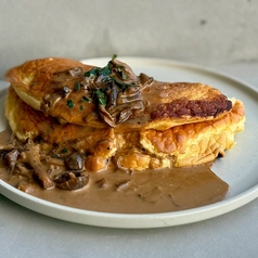 ふわふわスフレオムレツ ポルチーニクリームソース