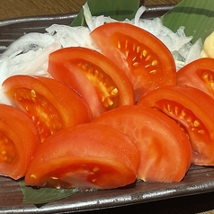 冷やしトマト/トマトとチーズのバジルソースがけ