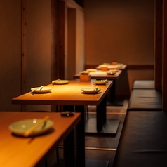 当店は、貸切利用も可能で、広々としたスペースで、みんなで囲んで楽しい会話を楽しむのにぴったりです★温かみのある木のテーブルが、居心地を一層引き立てます!ぜひ、特別な日のお祝いや宴会にご利用ください!