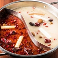 小肥羊の火鍋スープは、白湯（パイタン）スープと麻辣（マーラー）スープの2種類。この特製スープはラム肉特有の臭みを取り、ジューシーな食感が引き立つよう工夫されています。また、肉の食感を柔らかく保ち、何回肉をくぐらせても味が薄くならないのも、このスープの特徴。最初から最後まで最高の味を楽しんで頂けます。