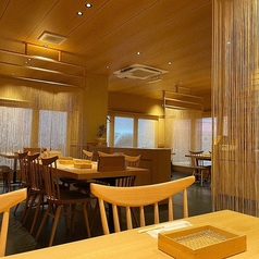 テーブル席は、ご家族や職場の同僚、ご友人同士でのご利用におすすめです。テーブル間をゆったりあけていますのでプライベート感があり、リラックスできます。ひとくち揚げは一品220円(税込)～。お手軽な価格でお好きなネタを。なじみの居酒屋に立ち寄る感覚でお越しください。