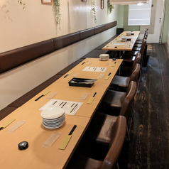 テーブル席をメインとした、しっとりと落ち着いた雰囲気の空間です。お食事と会話をゆっくりと楽しみたい大人数の集まりや、ご家族での団らんにおすすめです。パーテーションによる仕切りもあり、プライベート感を保ちながらリラックスしてお過ごしいただけます。手作りメニューと共に、穏やかな時間をお楽しみ下さい