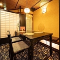 高級和食店を思わせる落ち着いた和の雰囲気の中、気軽に串揚げやお酒をお楽しみください。表のお庭を眺めながらゆったりと過ごせる、皆さまだけのプライベート空間です。少人数の宴会やデートなどカジュアルな利用シーンはもちろん、顔合わせなど大切な日のご利用にもぴったりのお席になります。