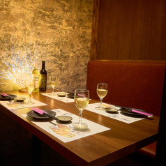 仕切りを引き掃えば、テーブル一列で団体様もご利用いただける大型個室。料理の美味しさを引き立てる空間から生まれる雰囲気も大切にしております。大人の落ち着いた宴席に一献いただきやすいよう、クオリティを高めておもてなし致します。