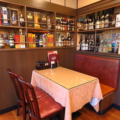【2階】4名様テーブルを14卓完備。少人数のお食事から団体様のご宴会まで柔軟に対応可能です。大きな窓から自然光が差し込む心地よい空間で、本格中華をご堪能ください。
