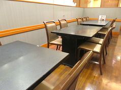 親しい知人や友人とのお食事にぴったりなテーブル席です♪落ち着いた雰囲気の中で、会話も弾むこと間違いなし◎美味しい料理を囲みながら、大切な方と素敵なひとときをお過ごしください。
