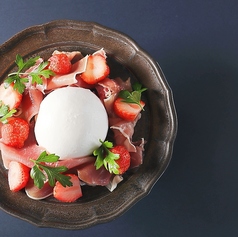 ブッラータチーズと生ハムと季節フルーツ