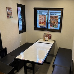 最大6名様まで着席可能なテーブル席は、ご友人同士や会社帰りの飲み会にピッタリなお席です！広々とした設計で、ゆったりと会話やお食事を楽しんでいただけます。親しい仲間との賑やかな宴会ご利用ください。